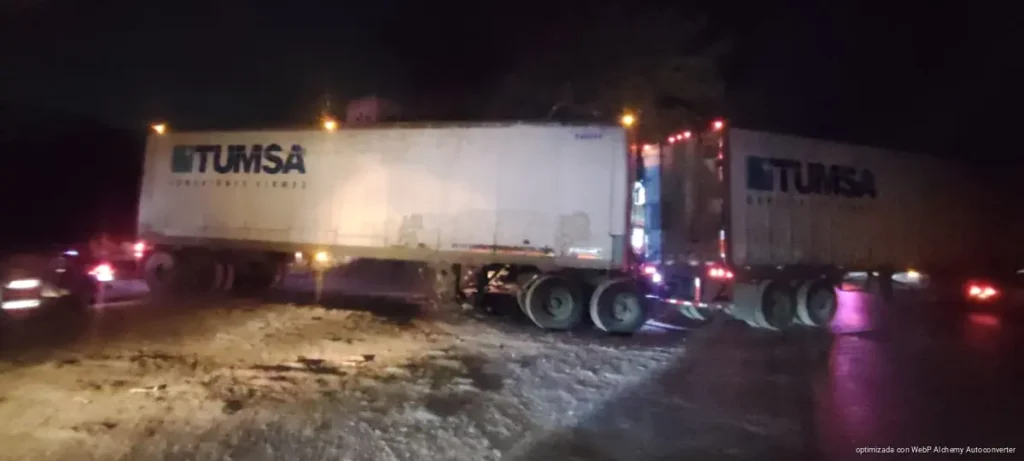 Chocan motociclistas contra tráiler y resultan lesionados en Cancún Chocan motociclistas contra tráiler y resultan lesionados en Cancún