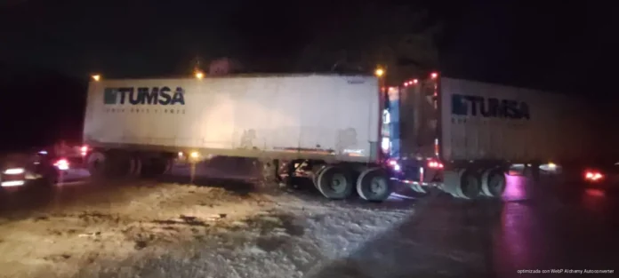 Chocan motociclistas contra tráiler y resultan lesionados en Cancún