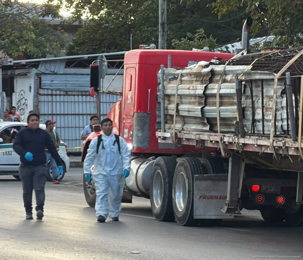 Arrolla tráiler a motociclista y provoca muerte de joven en Cancún