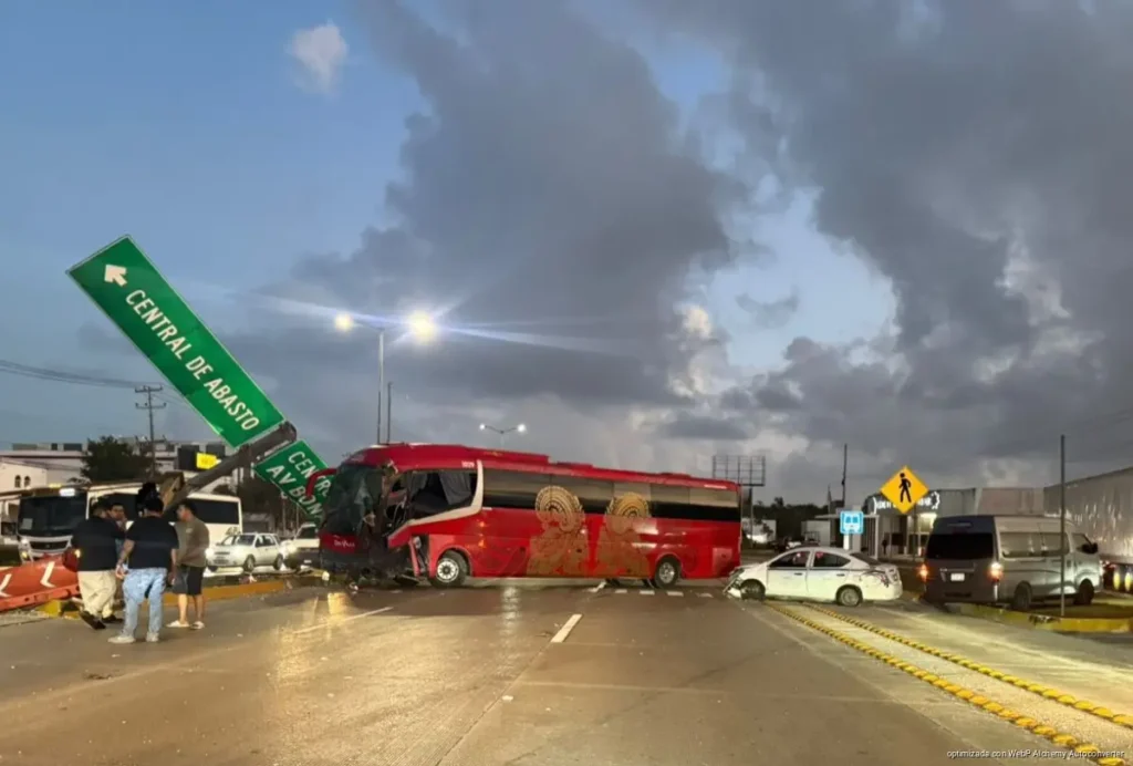 Buscarán certificar a choferes de transporte de personal turístico tras accidente en la Riviera Maya