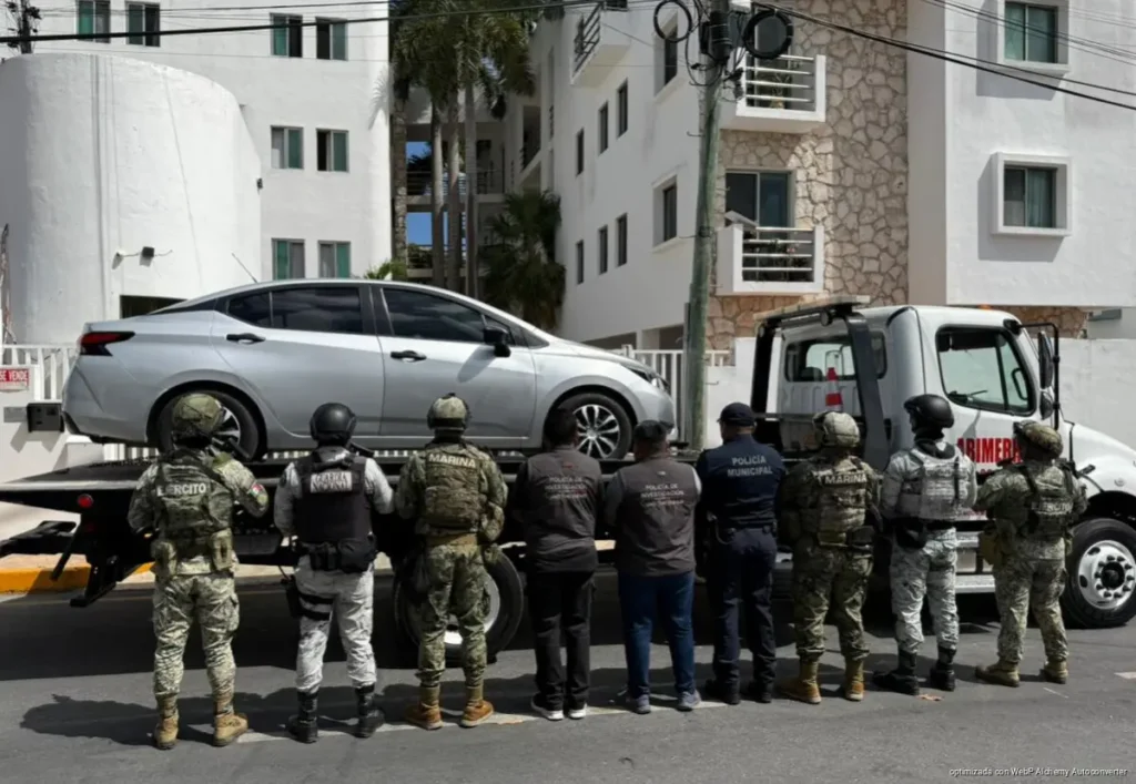 Cateos simultáneos en Cancún y Playa del Carmen dejan vehículo recuperado y presunta droga asegurada