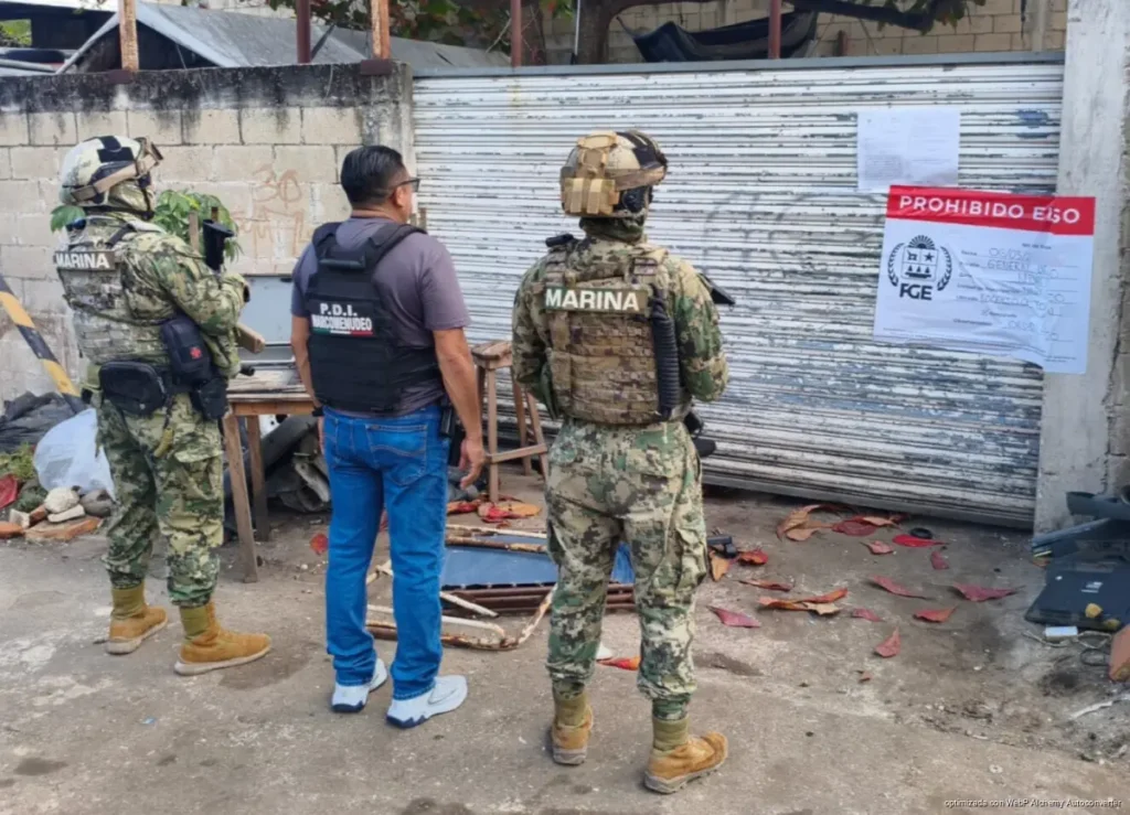 Cateos simultáneos en Cancún y Playa del Carmen dejan vehículo recuperado y presunta droga asegurada