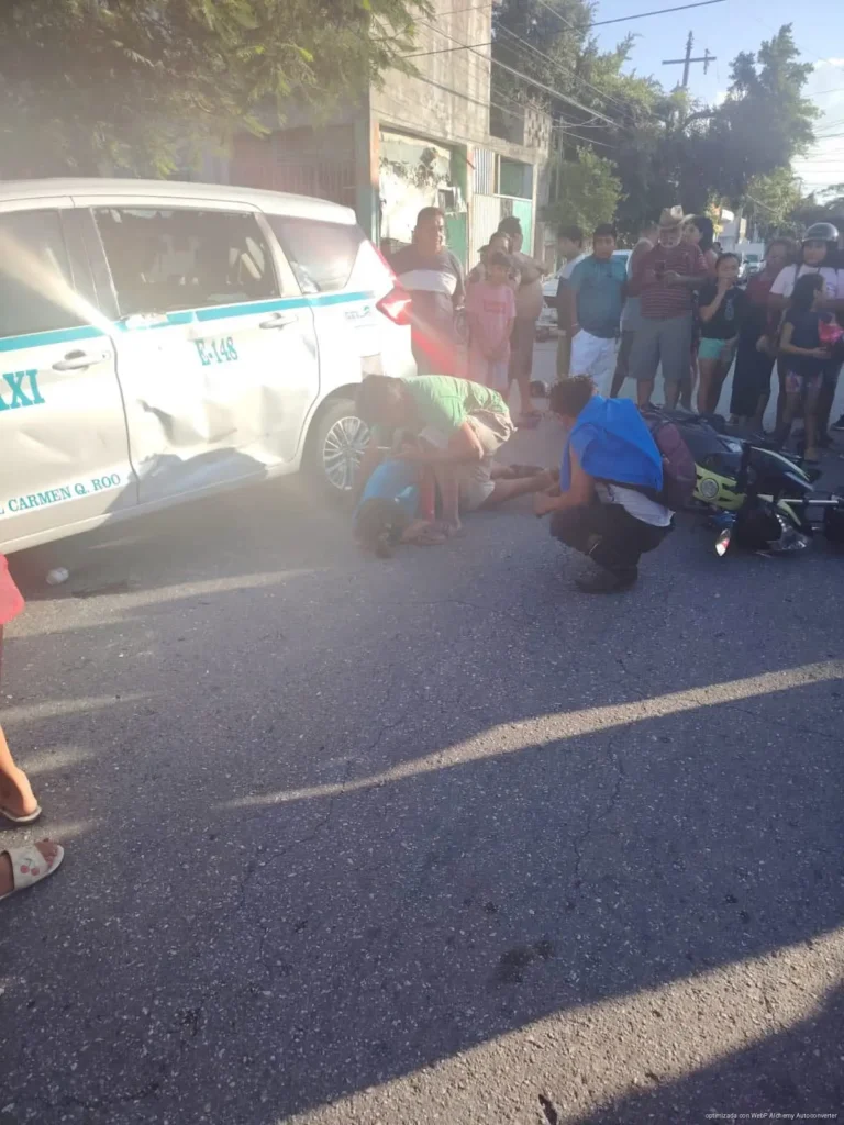 Choque entre motocicleta y taxi deja dos lesionados en la colonia Colosio