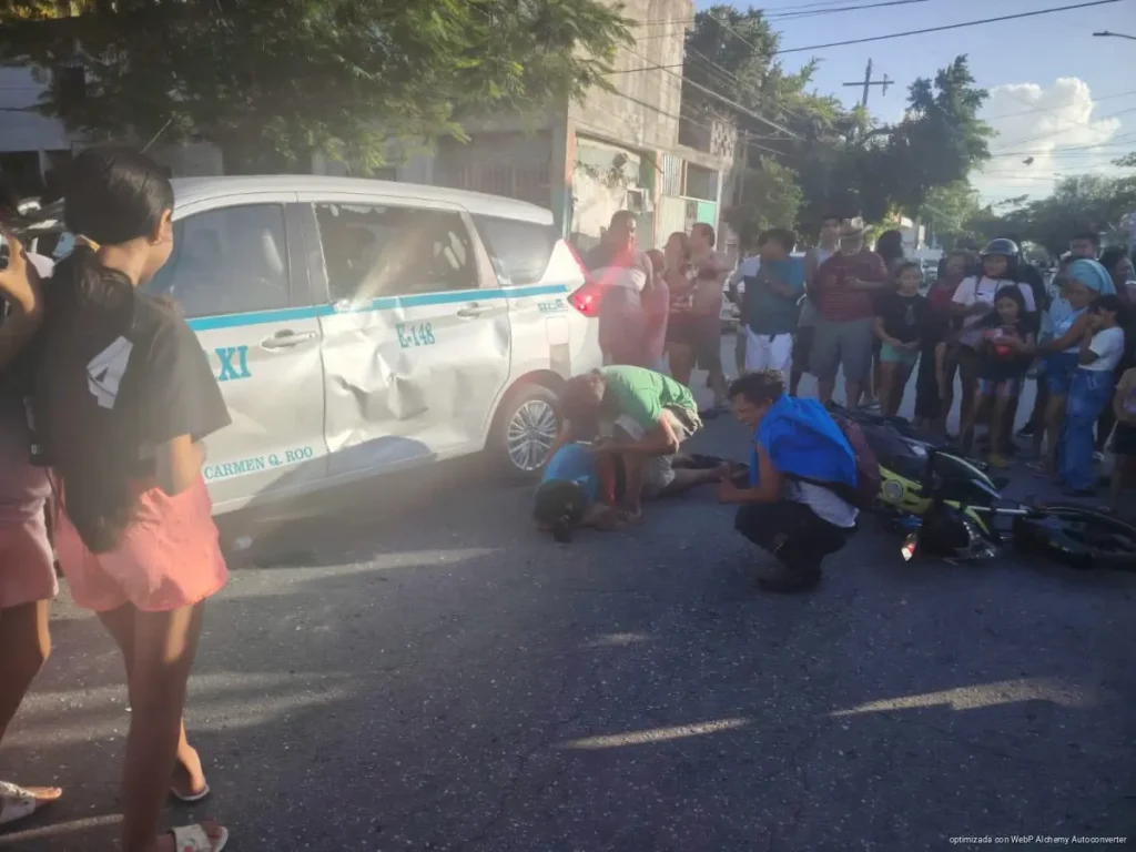 Choque entre motocicleta y taxi deja dos lesionados en la colonia Colosio