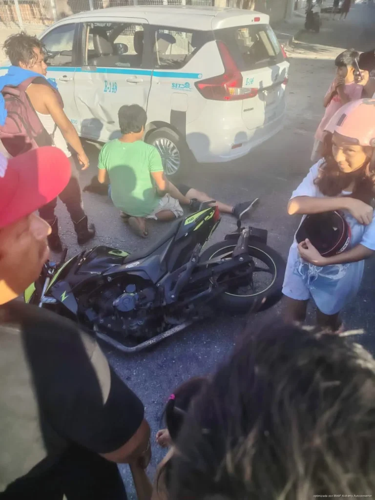 Choque entre motocicleta y taxi deja dos lesionados en la colonia Colosio