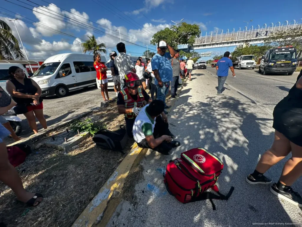 Fuerte choque entre camioneta y combi deja al menos 15 lesionados en Puerto Aventuras