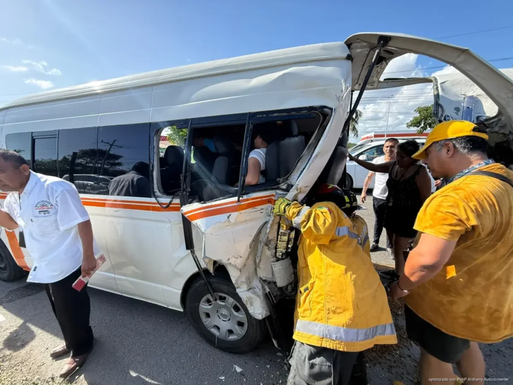 Fuerte choque entre camioneta y combi deja al menos 15 lesionados en Puerto Aventuras