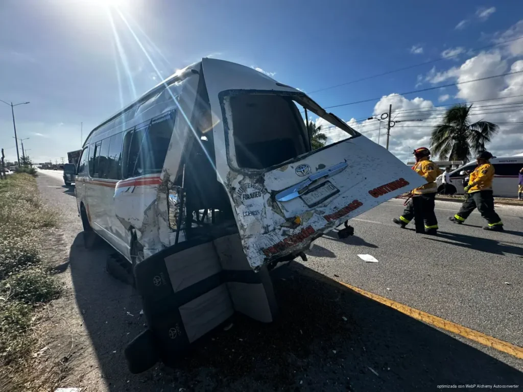 Fuerte choque entre camioneta y combi deja al menos 15 lesionados en Puerto Aventuras