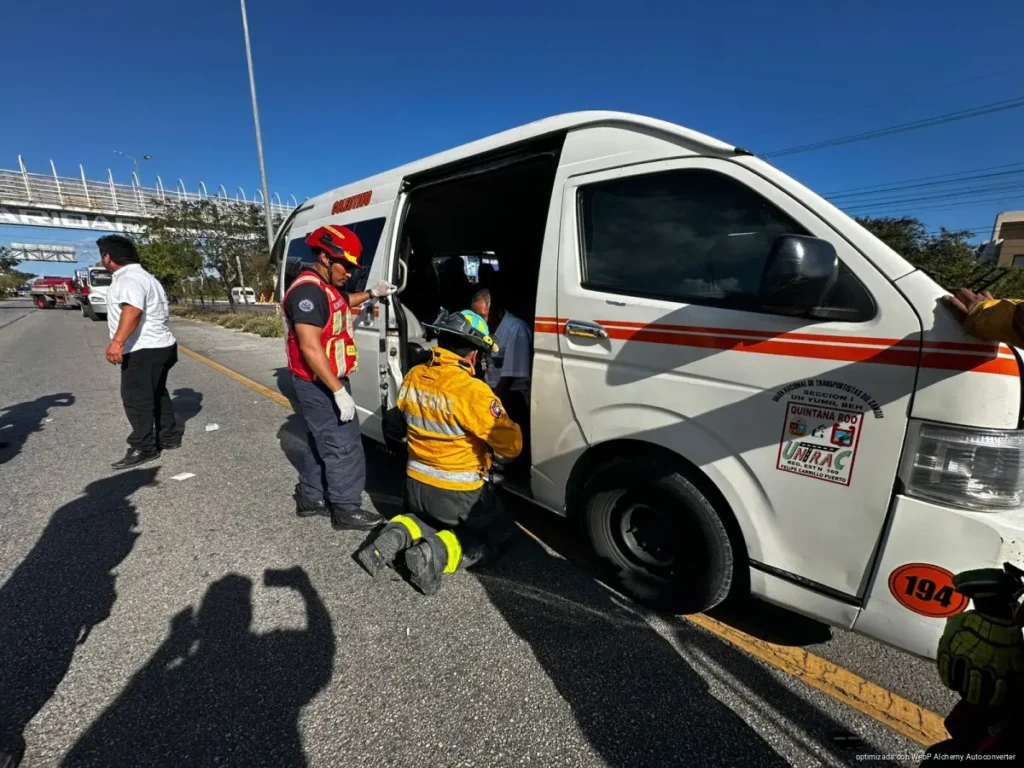 Fuerte choque entre camioneta y combi deja al menos 15 lesionados en Puerto Aventuras