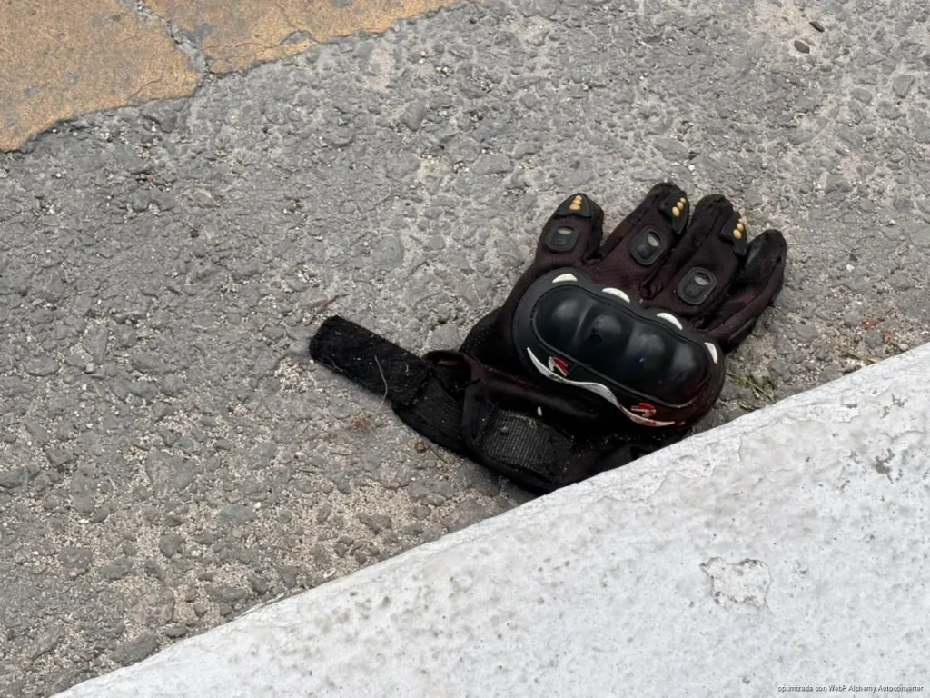 Mujer resulta gravemente lesionada tras accidente en la entrada de la Zona Hotelera de Cancún