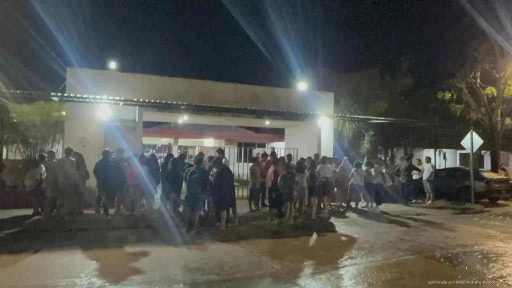 Detienen a maestro tras presunta intoxicación de alumnas con dulces en secundaria de Playa del Carmen