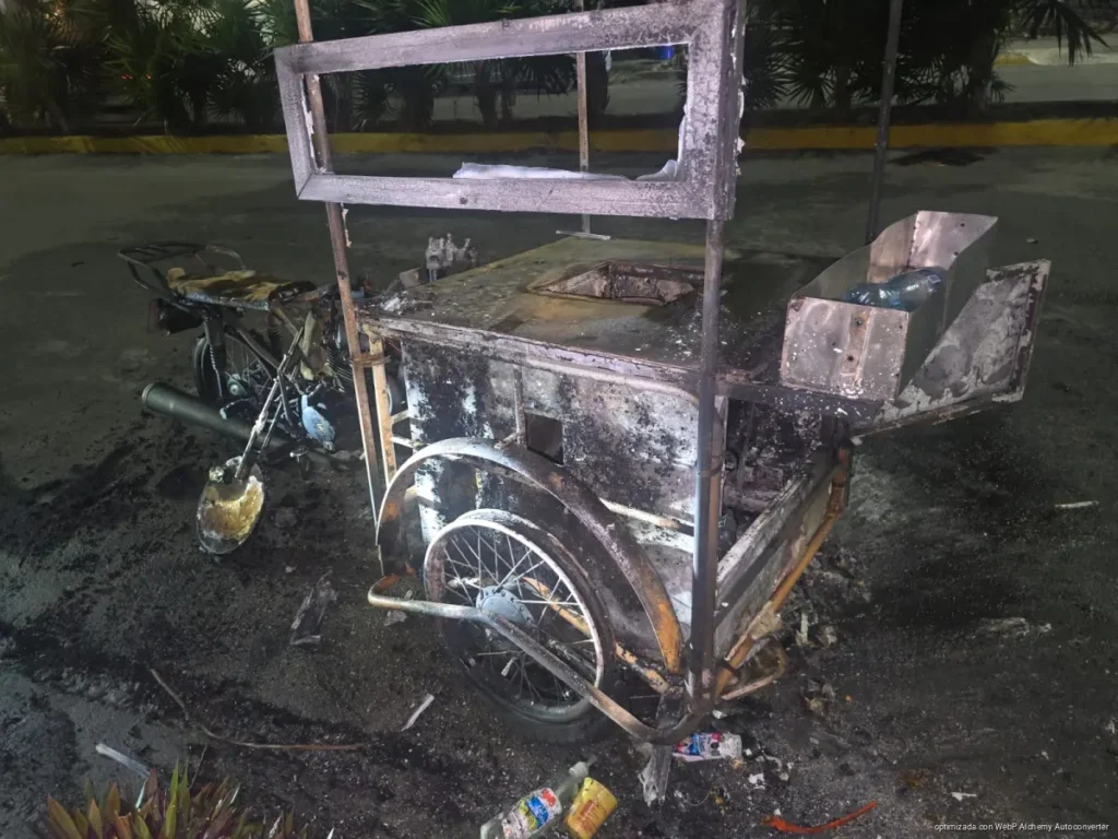 Explota tanque de gas en triciclo de marquesitas y desata incendio en Playa del Carmen