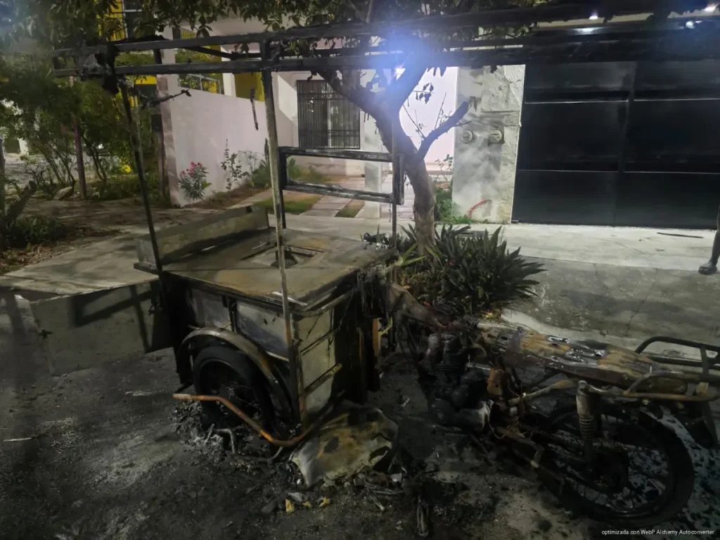 Explota tanque de gas en triciclo de marquesitas y desata incendio en Playa del Carmen
