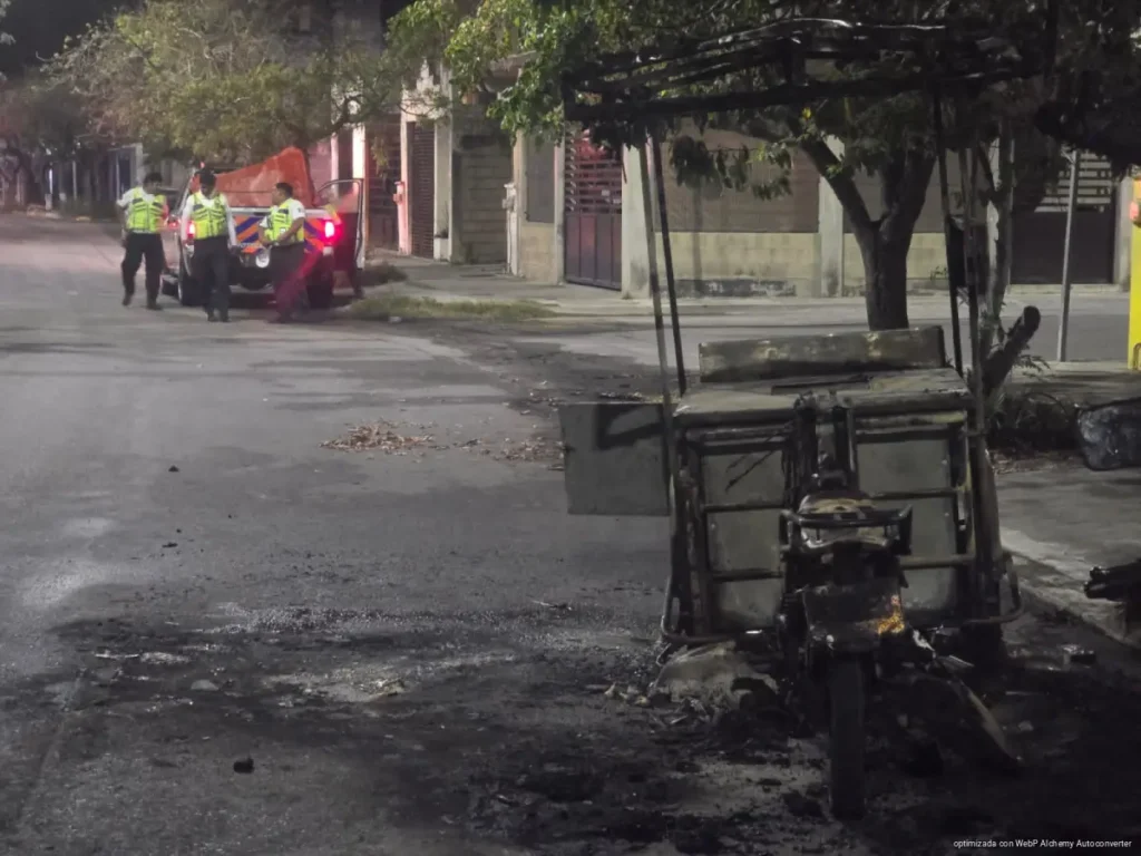 Explota tanque de gas en triciclo de marquesitas y desata incendio en Playa del Carmen