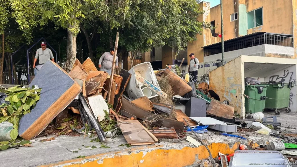 Anuncian centro de acopio para cacharros ante abandono de muebles en calles de Playa del Carmen