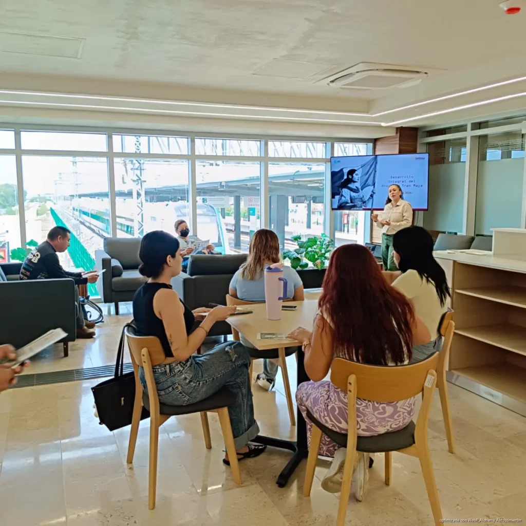 Personal turístico de Chetumal recibe capacitación sobre servicios del Tren Maya