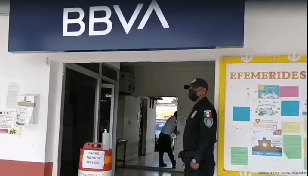 Padecen usuarios largas filas y cajeros sin dinero en la zona maya