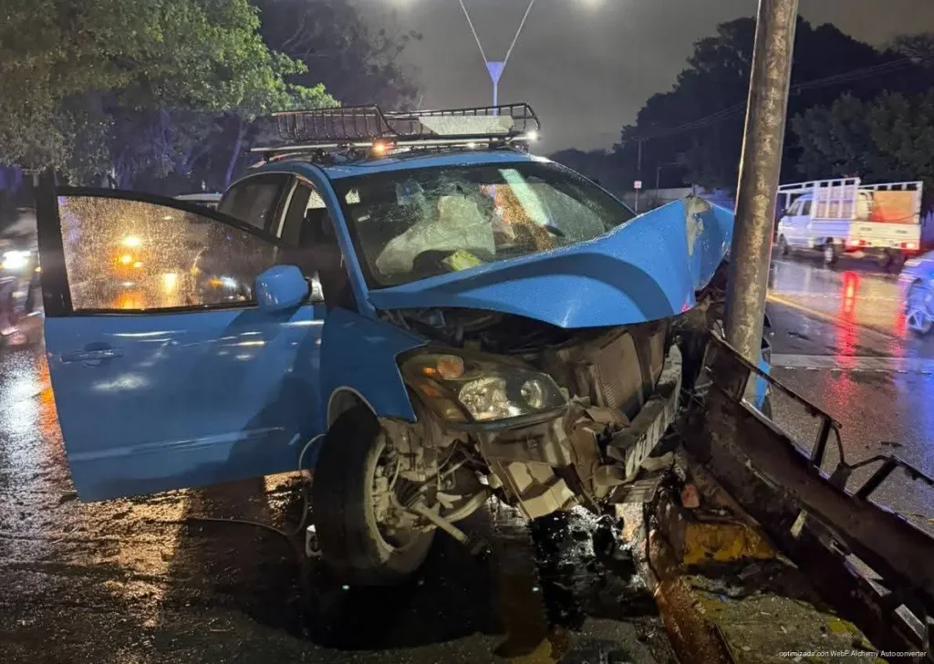 Provoca conductor ebrio choque contra poste y es detenido tras intentar huir en Cancún