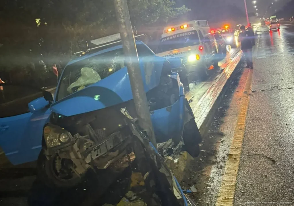 Provoca conductor ebrio choque contra poste y es detenido tras intentar huir en Cancún