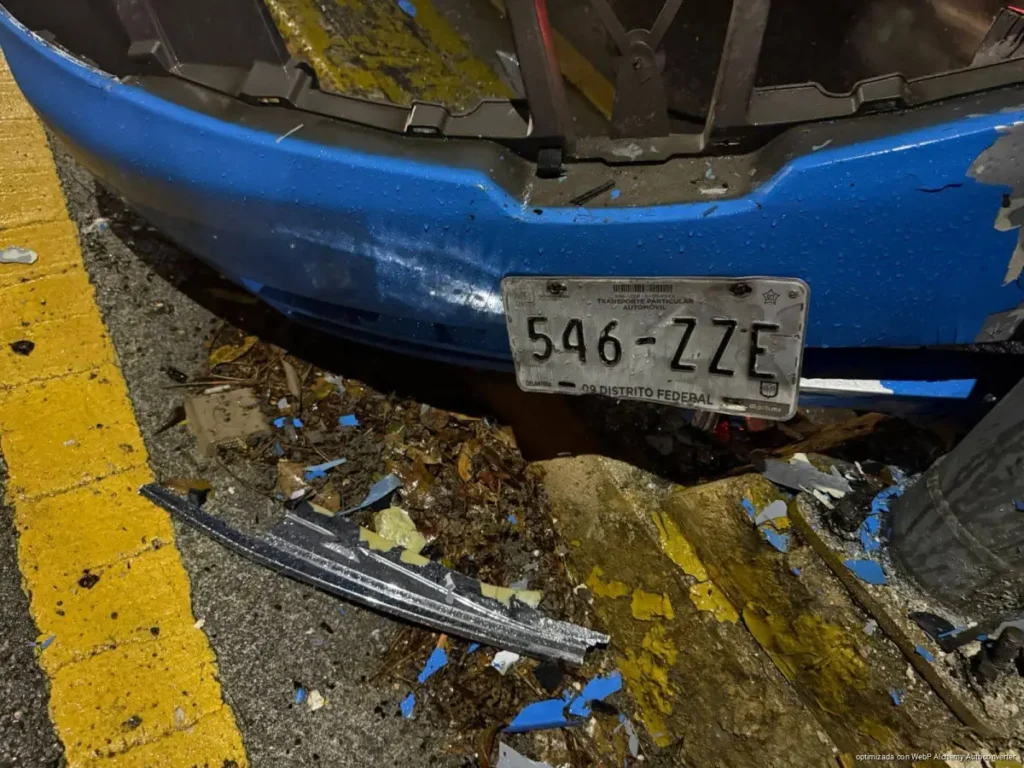 Provoca conductor ebrio choque contra poste y es detenido tras intentar huir en Cancún