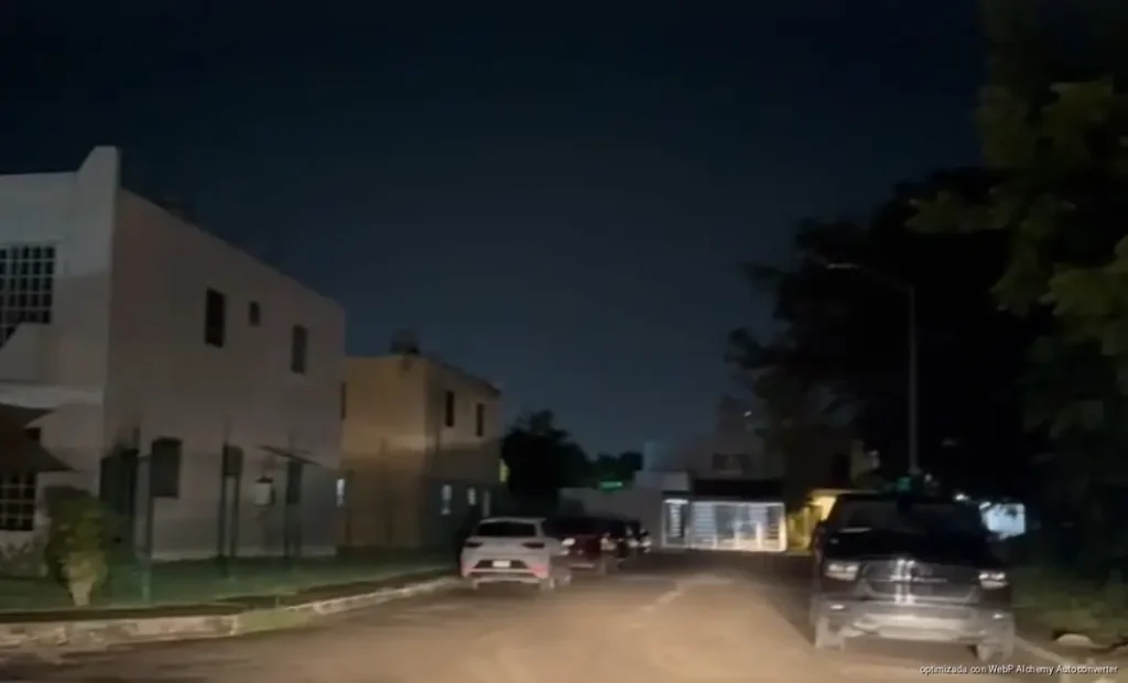 Apagones dañan alumbrado público en Playa del Carmen y retrasan reparaciones