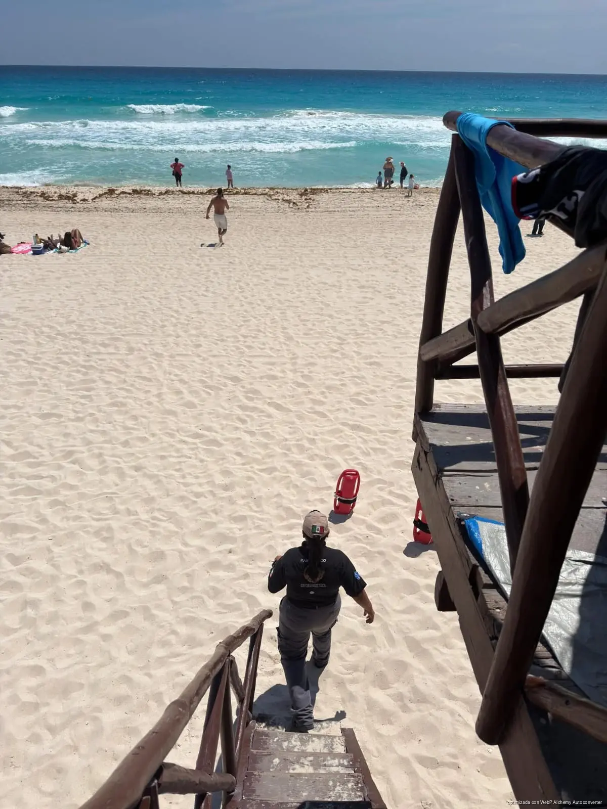 Rescatan a bañista arrastrado por corriente en Playa Delfines