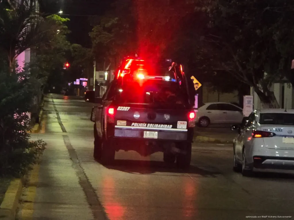 Detienen a dos turistas israelíes por dañar taxi en Playa del Carmen