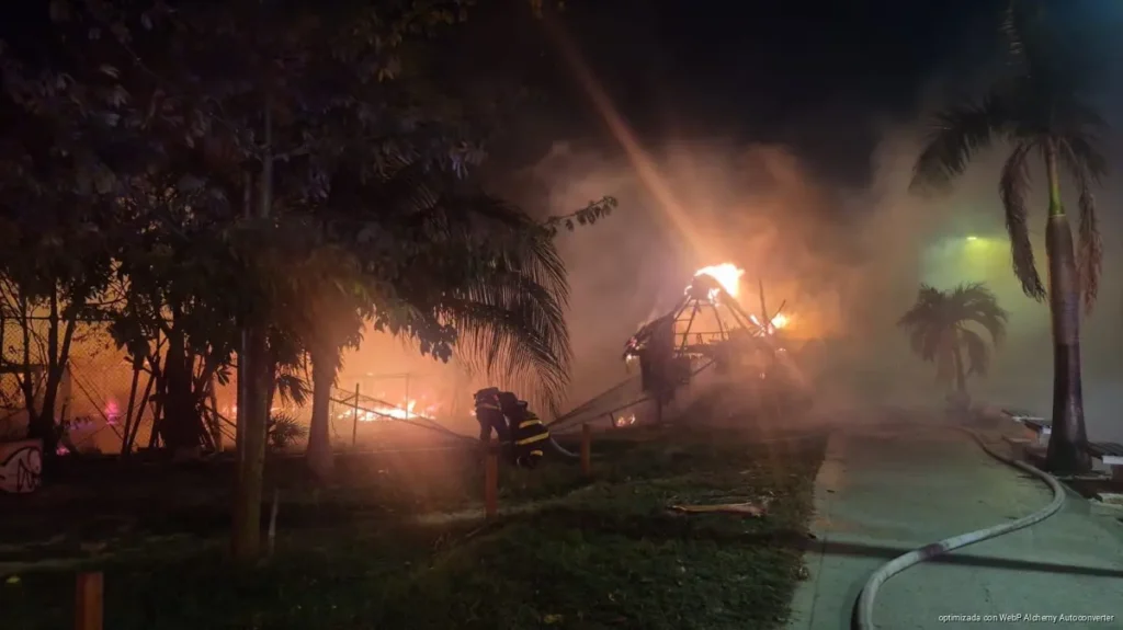 Incendio arrasa al menos cinco palapas en Playa del Carmen