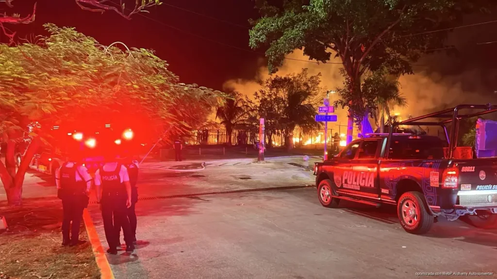 Incendio arrasa al menos cinco palapas en Playa del Carmen
