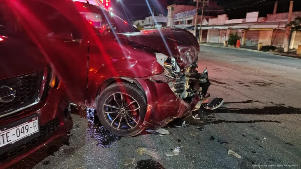 Aparatoso choque en Cancún por no respetar semáforo; no hubo lesionados