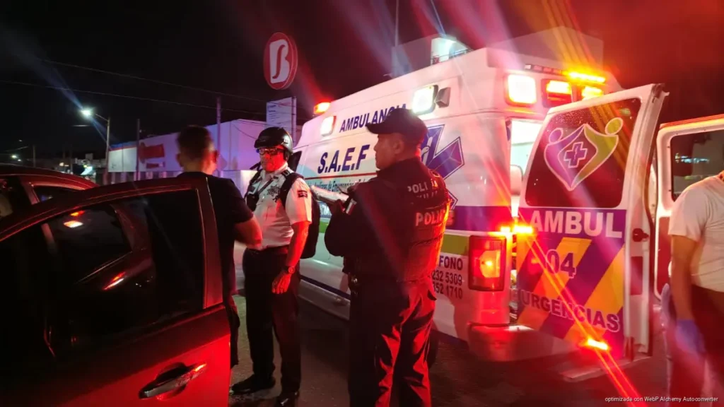 Aparatoso choque en Cancún por no respetar semáforo; no hubo lesionados