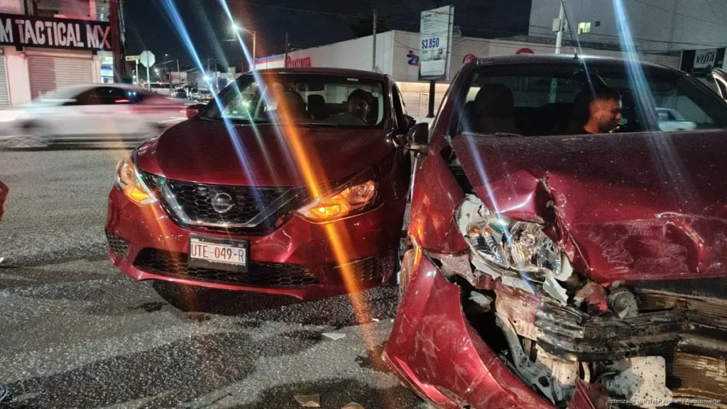 Aparatoso choque en Cancún por no respetar semáforo; no hubo lesionados