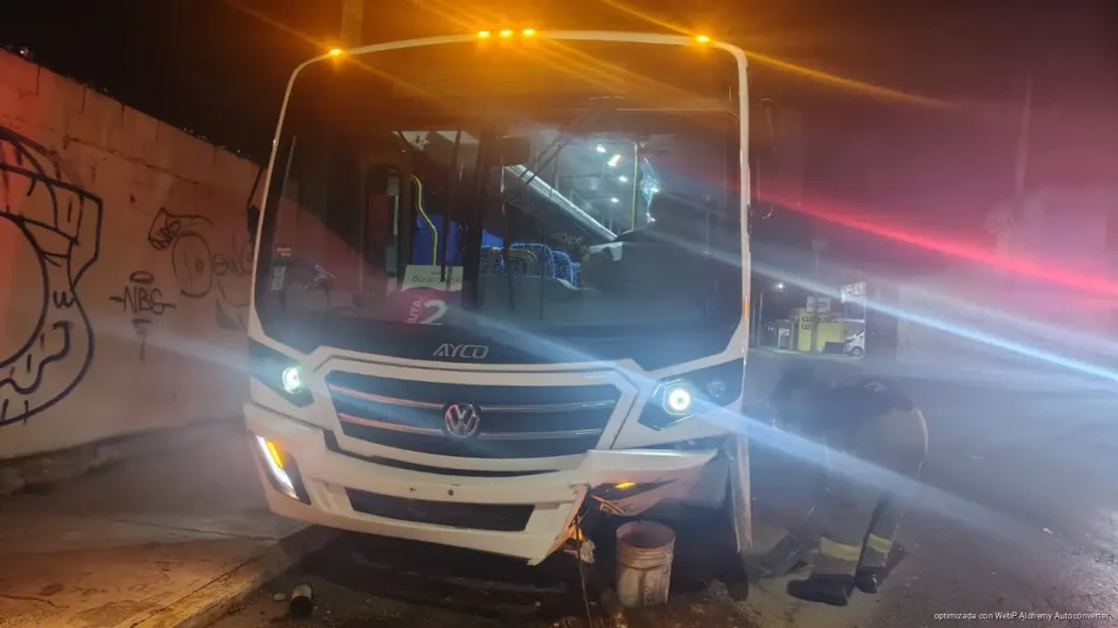 Choque entre auto y camión en Cancún deja varios lesionados; responsables huyen