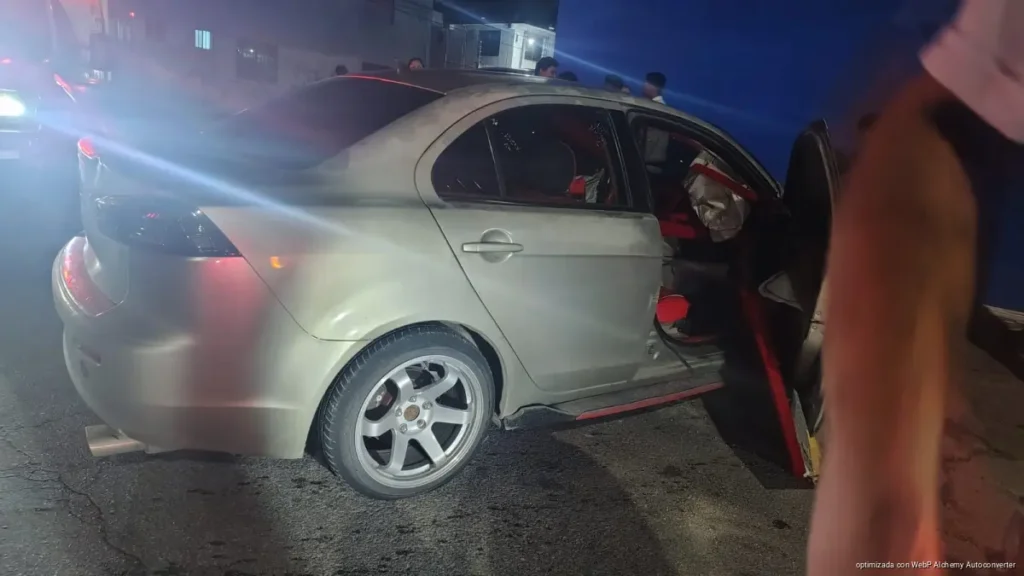 Choque entre auto y camión en Cancún deja varios lesionados; responsables huyen