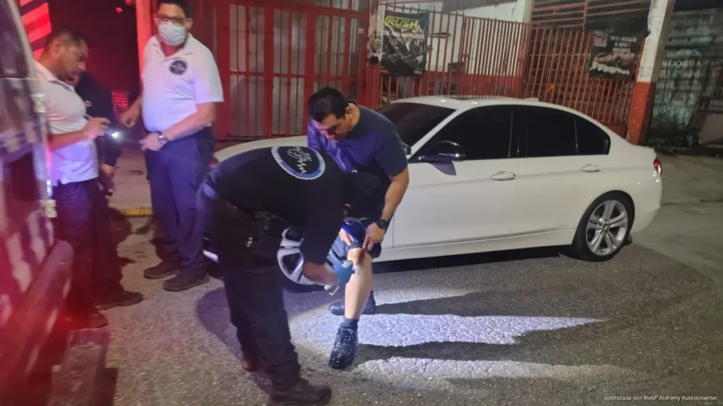 Choque entre auto y camión en Cancún deja varios lesionados; responsables huyen