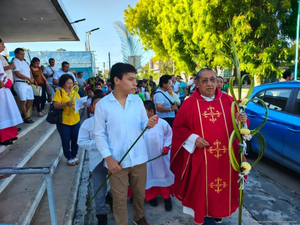 Fieles celebran el Domingo de Ramos y dan inicio a la Semana Santa con llamado a la conversión y la paz