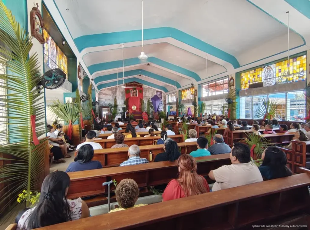 Fieles celebran el Domingo de Ramos y dan inicio a la Semana Santa con llamado a la conversión y la paz