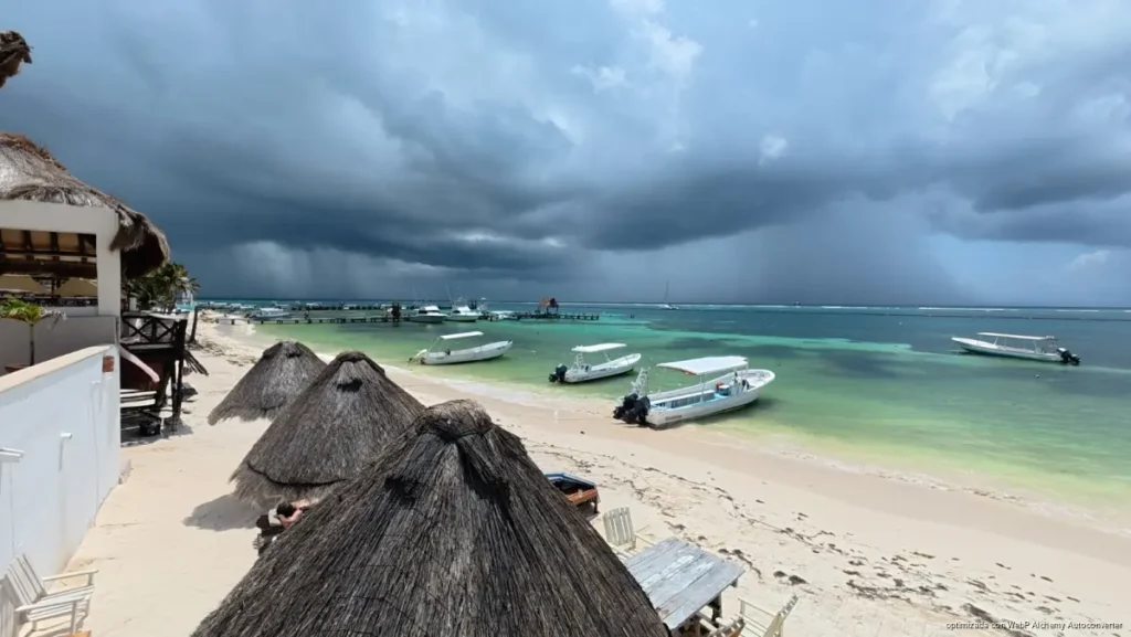 Playa del Carmen mantiene limpieza de playas sin ampliar personal; suman 170 trabajadores