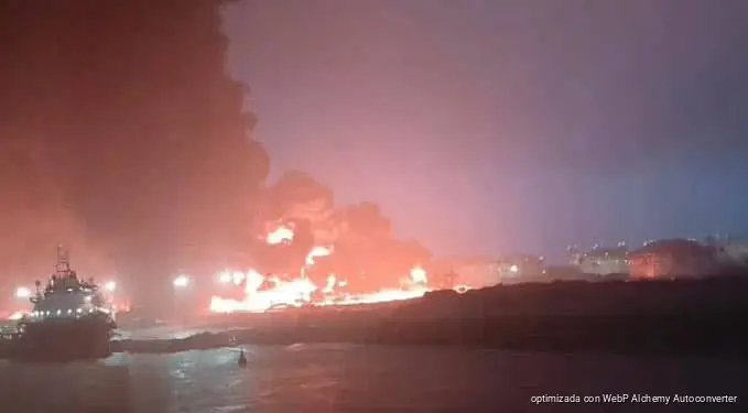 Pemex controla incendio en Dos Bocas; investigan causas y derrame en Golfo