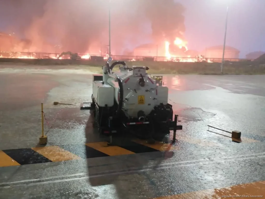 Pemex controla incendio en Dos Bocas; investigan causas y derrame en Golfo