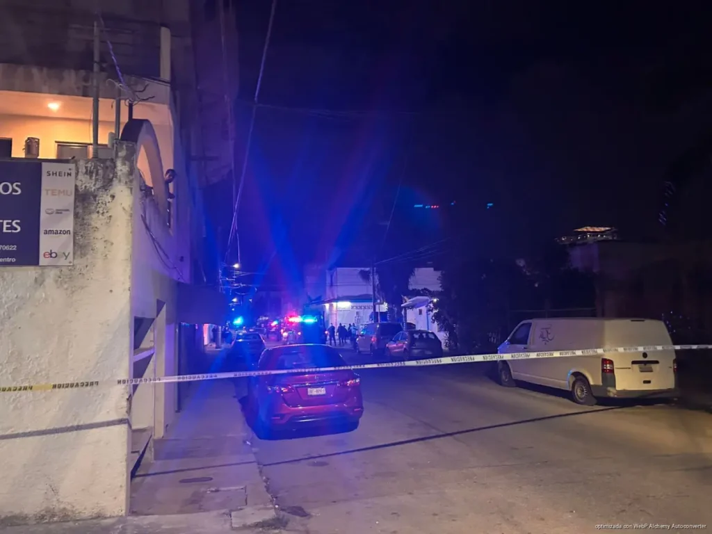 Ataque a balazos contra bar en Playa del Carmen deja vehículo dañado