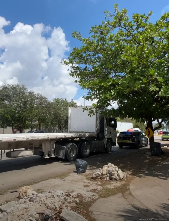 Autobús choca contra tráiler y provoca carambola en Playa del Carmen