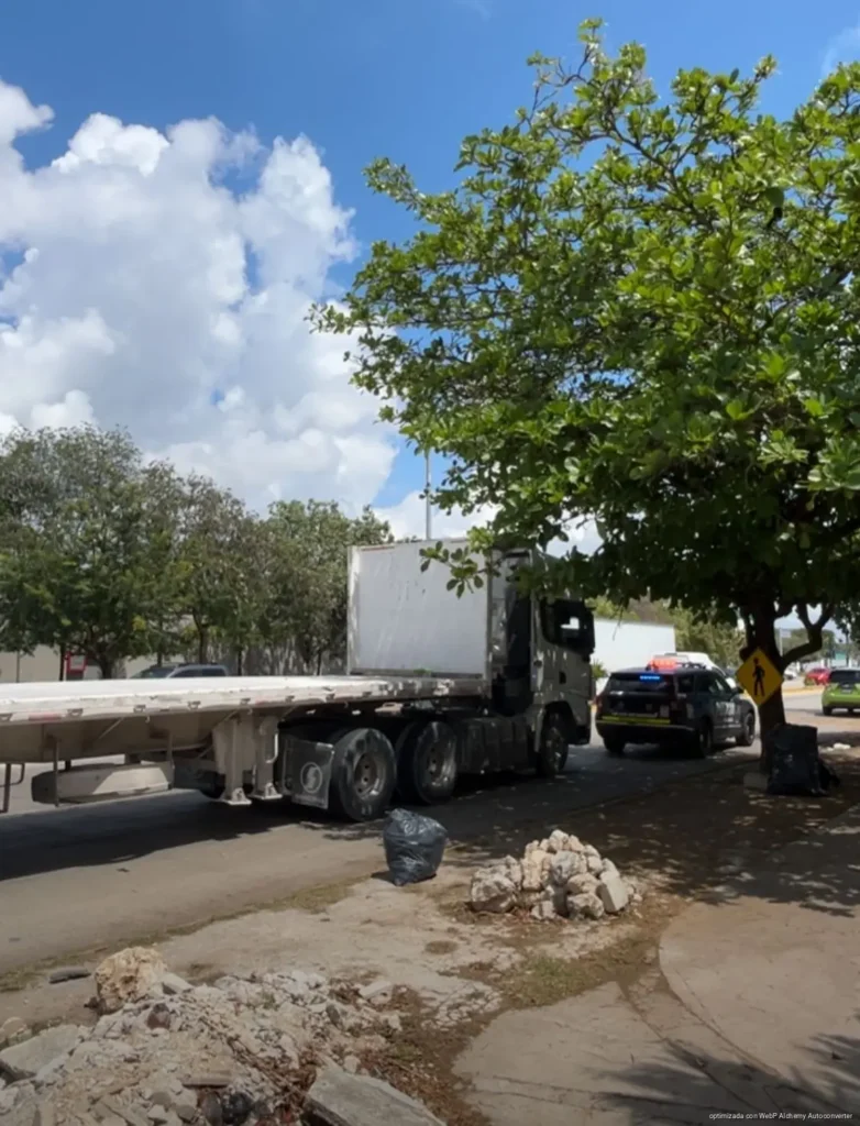 Autobús choca contra tráiler y provoca carambola en Playa del Carmen Autobús choca contra tráiler y provoca carambola en Playa del Carmen