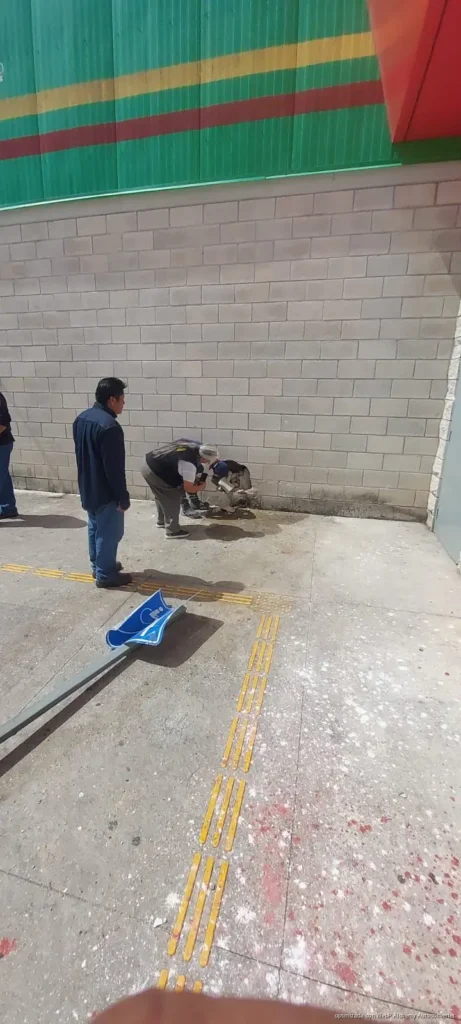 Camioneta se sube a banqueta y choca contra tienda en Playa del Carmen