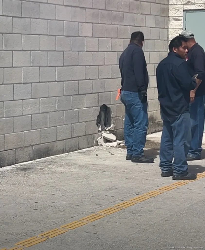 Camioneta se sube a banqueta y choca contra tienda en Playa del Carmen