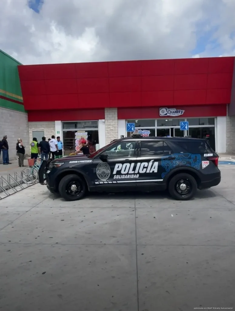 Camioneta se sube a banqueta y choca contra tienda en Playa del Carmen