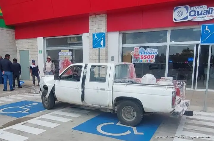 Camioneta se sube a banqueta y choca contra tienda en Playa del Carmen