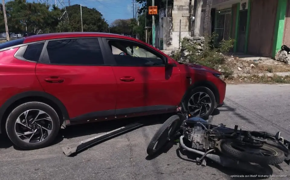 Choque en Cancún por no respetar alto deja motociclista lesionado y caos vial en Región 240