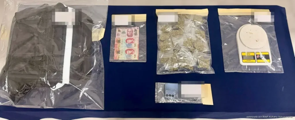 Detienen a hombre con presunta droga en Cozumel; aseguran 42 bolsitas y motocicleta