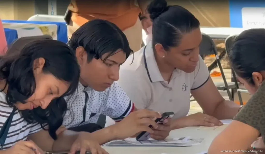 Alertan rezago digital en jóvenes de comunidades al pasar a preparatoria en Playa del Carmen